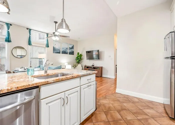 Stunning Shadyside 2 Bedroom Suite, First Floor Unit In Walkable Area Apartment Pittsburgh