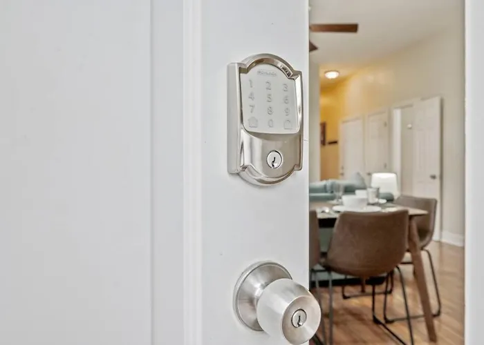 Apartment Stunning Shadyside 2 Bedroom Suite, First Floor Unit In Walkable Area
