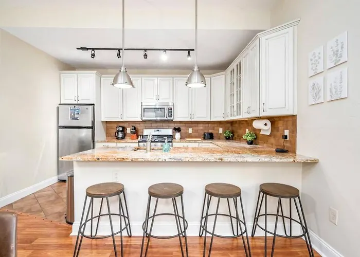 Stunning Shadyside 2 Bedroom Suite, First Floor Unit In Walkable Area Apartment Pittsburgh
